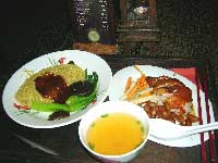 Традиционный ужин: суп, утка с лапшой и овощи